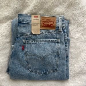 Levi’s sz 30 low pro mid rise relaxed through hip & thigh straight leg
